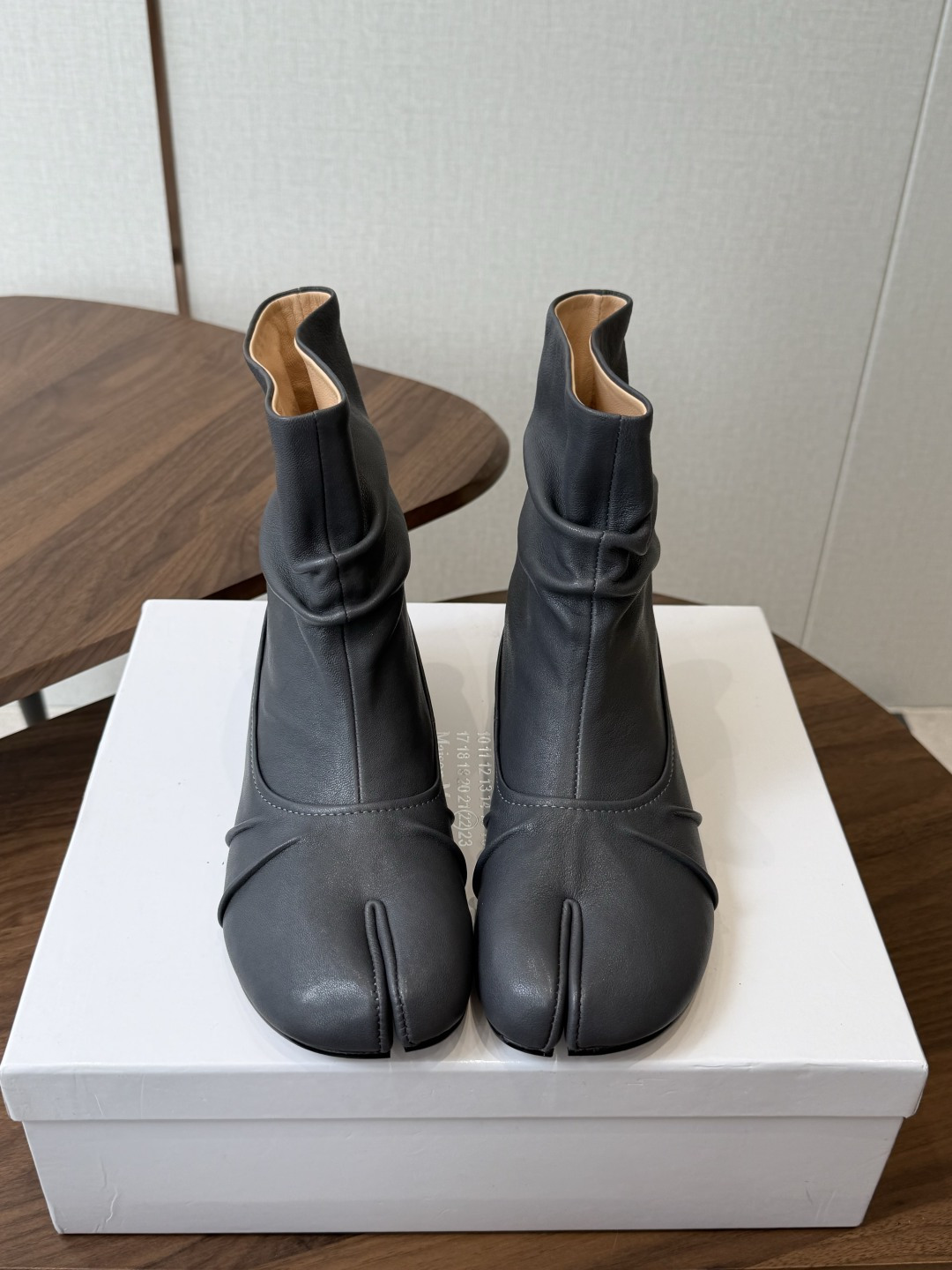 MaisonMargiela MM6 马吉拉分趾系列低跟分趾靴 告别臃肿，专为当代独立、气质都市女性打造高级鞋履 对是小