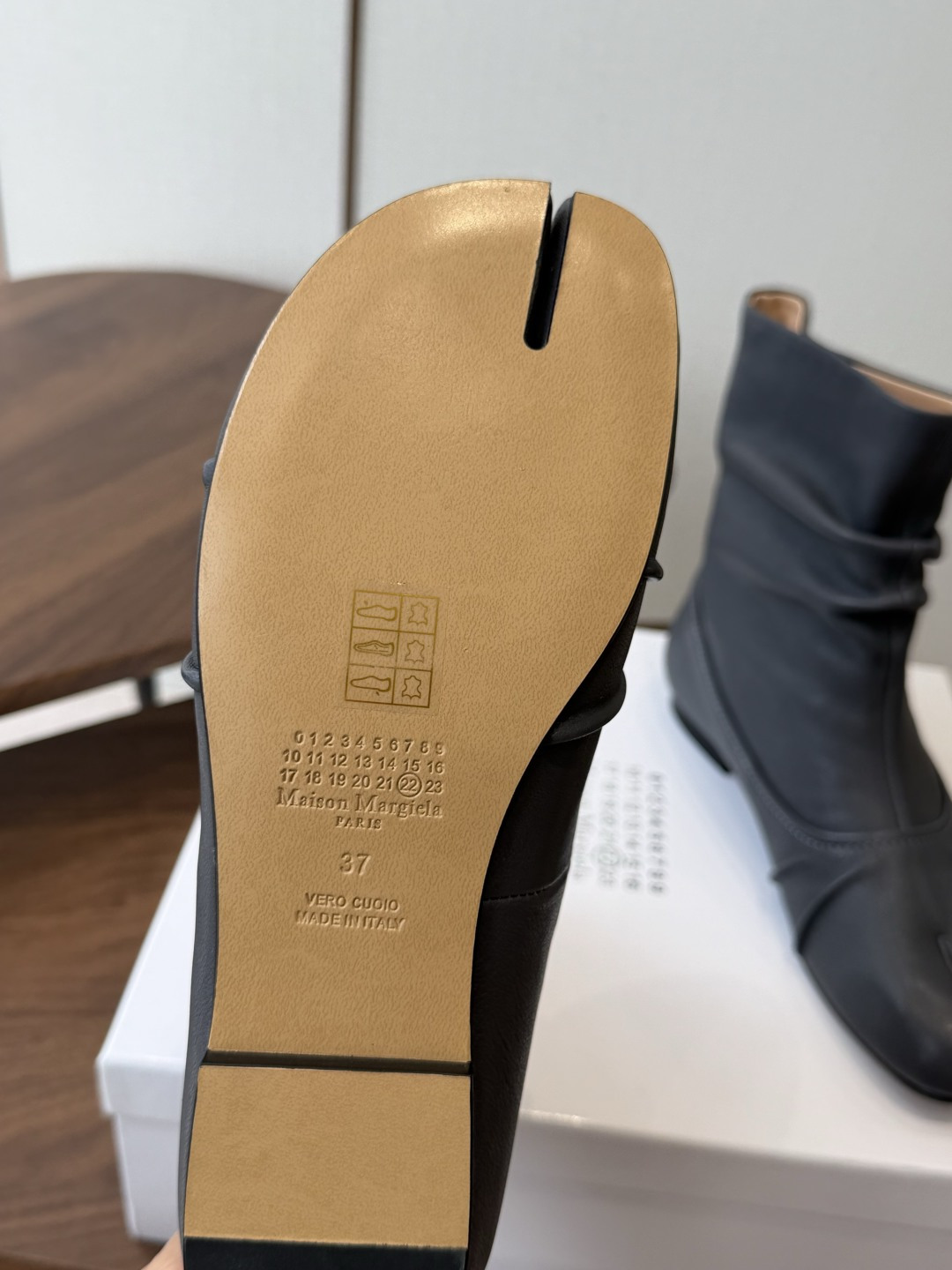 MaisonMargiela MM6 马吉拉分趾系列低跟分趾靴 告别臃肿,专为当代独立、气质都市女性打造高级鞋履 对是小 MaisonMargiela MM6 马吉拉分趾系列低跟分趾靴 告别臃肿,专为当代独立、气质都市女性打造高级鞋履 对是小
