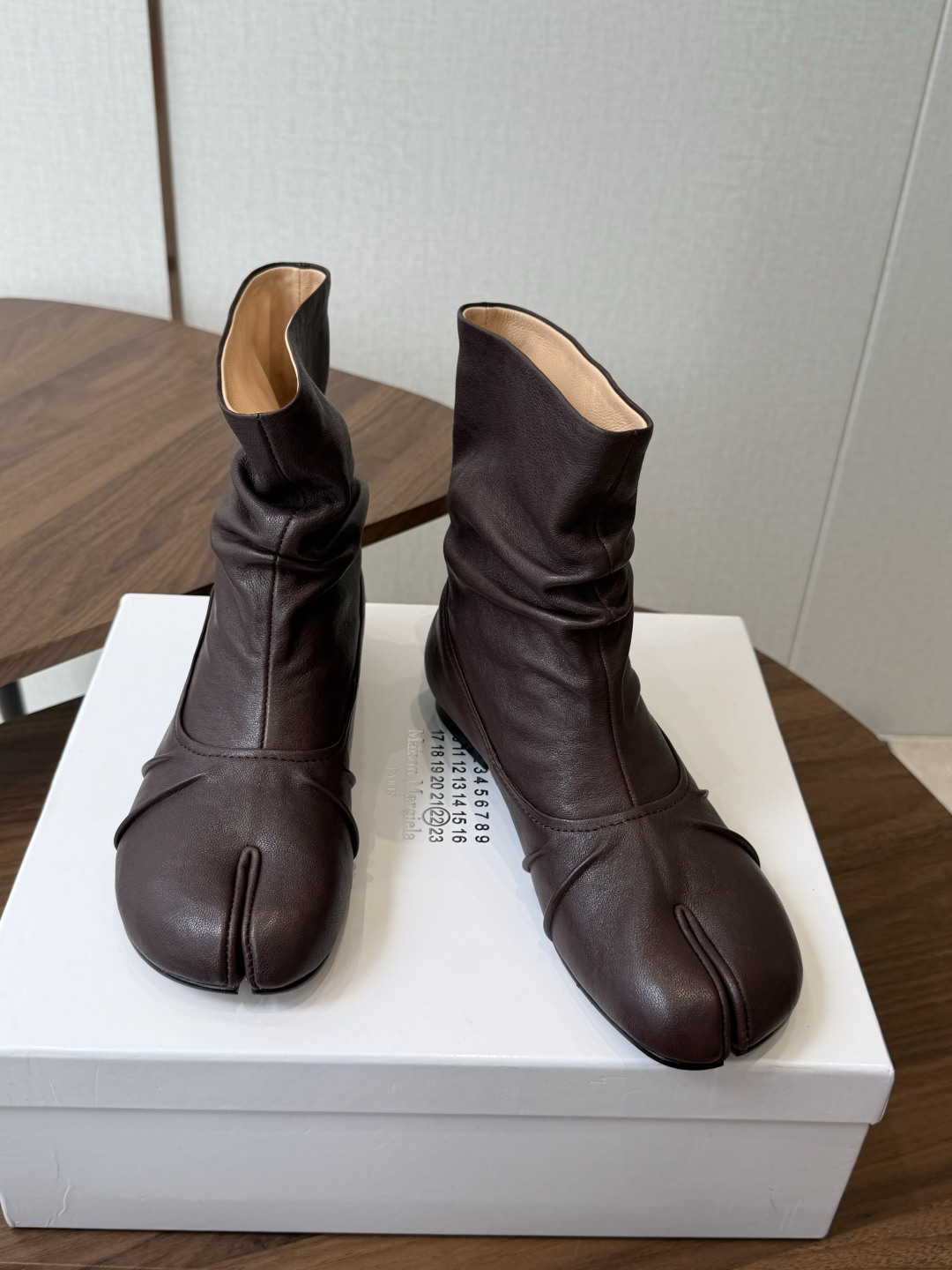 MaisonMargiela MM6 马吉拉分趾系列低跟分趾靴 告别臃肿，专为当代独立、气质都市女性打造高级鞋履 对是小