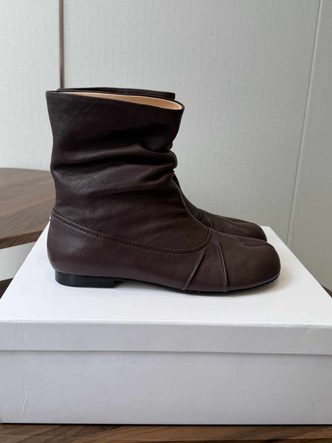 MaisonMargiela MM6 马吉拉分趾系列低跟分趾靴 告别臃肿，专为当代独立、气质都市女性打造高级鞋履 对是小