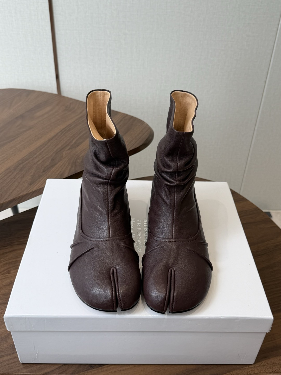 MaisonMargiela MM6 马吉拉分趾系列低跟分趾靴 告别臃肿，专为当代独立、气质都市女性打造高级鞋履 对是小