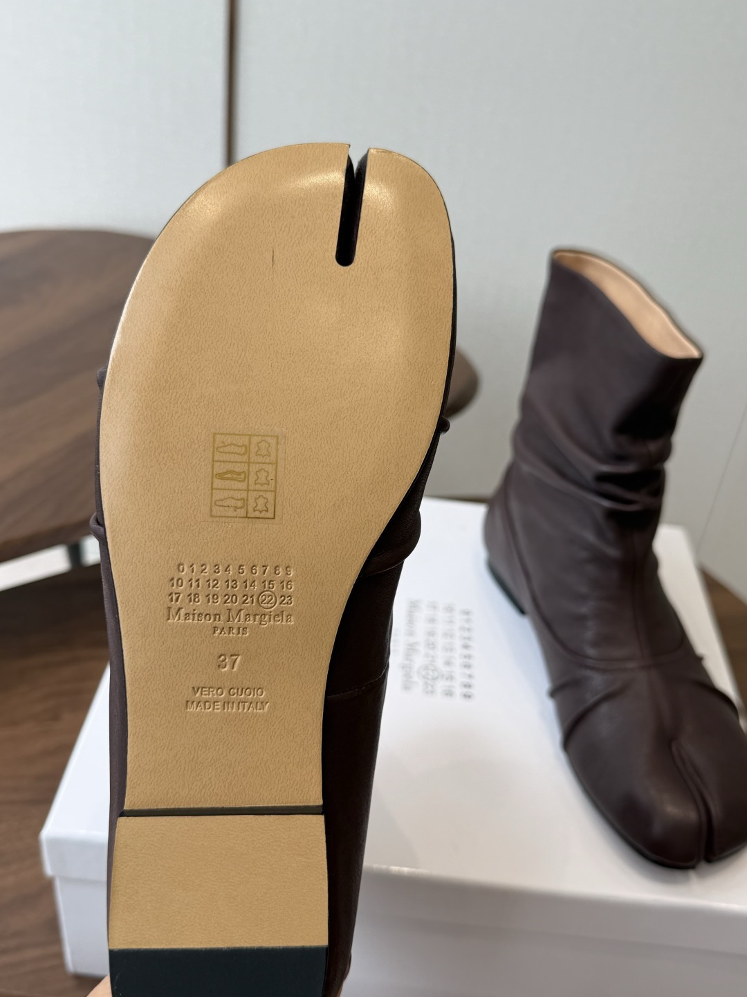 MaisonMargiela MM6 马吉拉分趾系列低跟分趾靴 告别臃肿，专为当代独立、气质都市女性打造高级鞋履 对是小