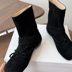 MaisonMargiela MM6 马吉拉分趾系列低跟分趾靴 告别臃肿,专为当代独立、气质都市女性打造高级鞋履 对是小 MaisonMargiela MM6 马吉拉分趾系列低跟分趾靴 告别臃肿,专为当代独立、气质都市女性打造高级鞋履 对是小