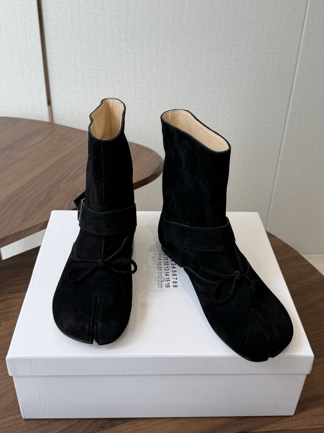 MaisonMargiela MM6 马吉拉分趾系列低跟分趾靴 告别臃肿,专为当代独立、气质都市女性打造高级鞋履 对是小 MaisonMargiela MM6 马吉拉分趾系列低跟分趾靴 告别臃肿,专为当代独立、气质都市女性打造高级鞋履 对是小