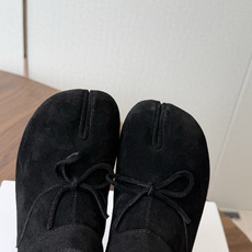 MaisonMargiela MM6 马吉拉分趾系列低跟分趾靴 告别臃肿,专为当代独立、气质都市女性打造高级鞋履 对是小 MaisonMargiela MM6 马吉拉分趾系列低跟分趾靴 告别臃肿,专为当代独立、气质都市女性打造高级鞋履 对是小