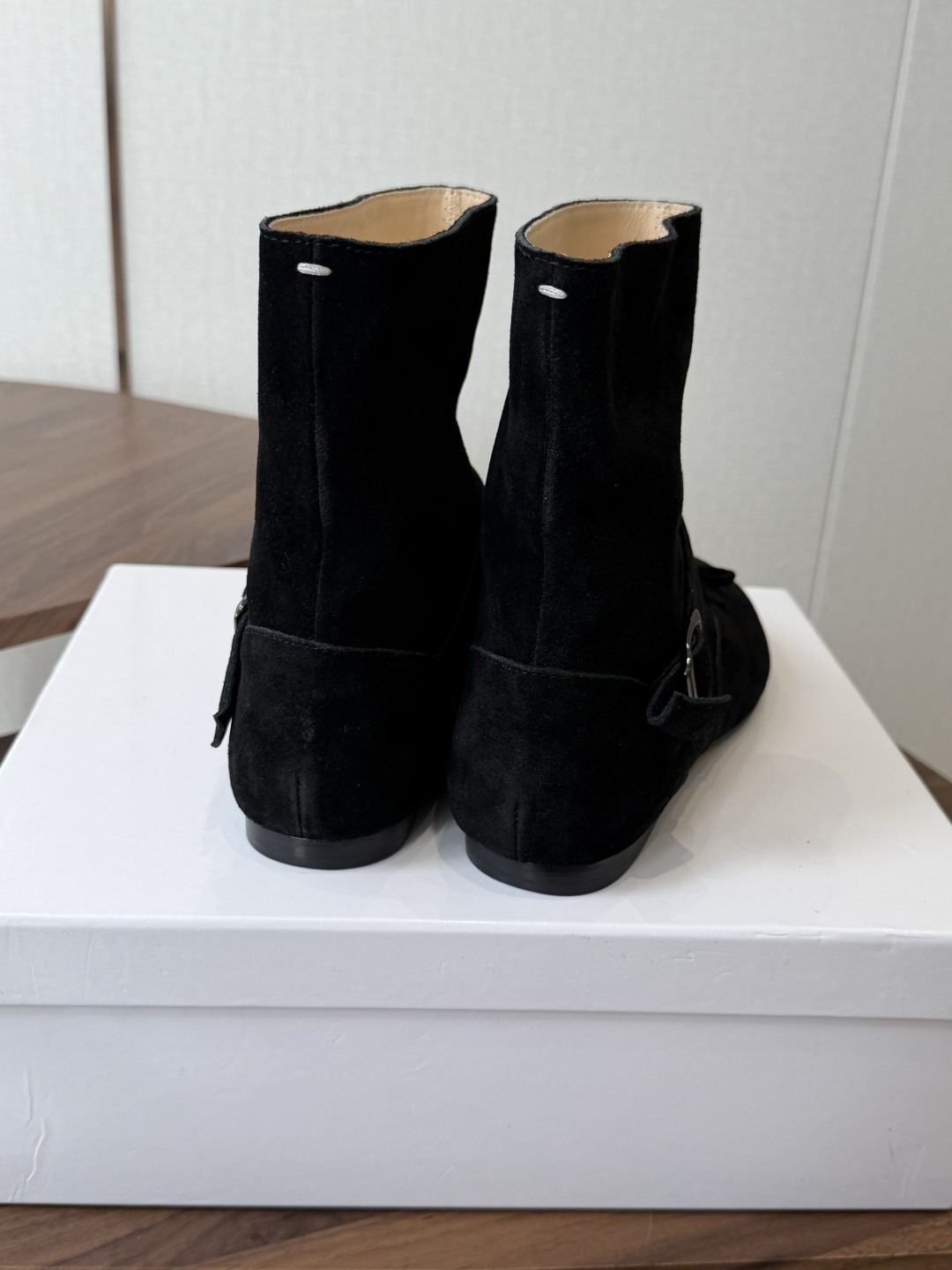 MaisonMargiela MM6 马吉拉分趾系列低跟分趾靴 告别臃肿,专为当代独立、气质都市女性打造高级鞋履 对是小 MaisonMargiela MM6 马吉拉分趾系列低跟分趾靴 告别臃肿,专为当代独立、气质都市女性打造高级鞋履 对是小