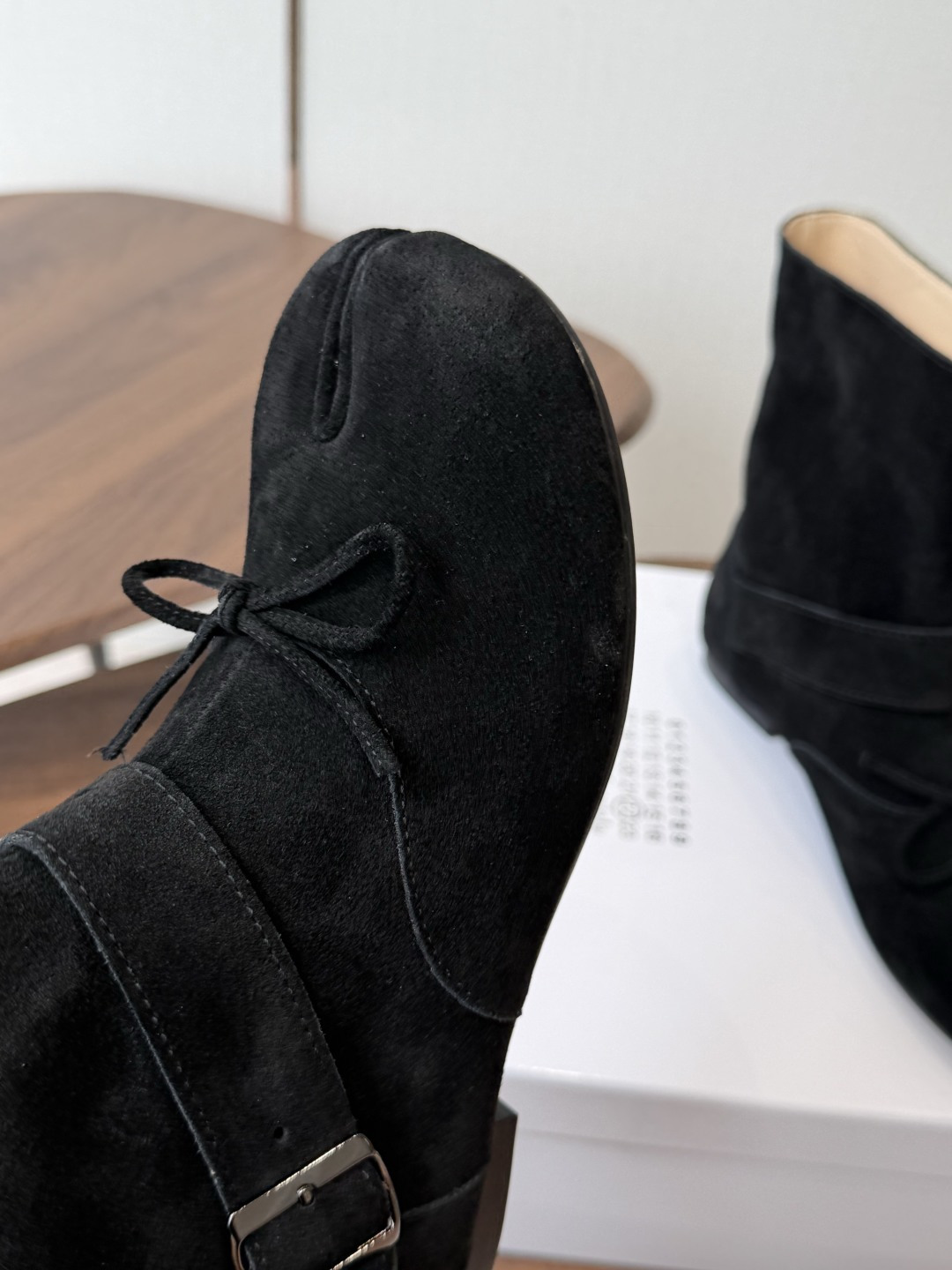 MaisonMargiela MM6 马吉拉分趾系列低跟分趾靴 告别臃肿,专为当代独立、气质都市女性打造高级鞋履 对是小 MaisonMargiela MM6 马吉拉分趾系列低跟分趾靴 告别臃肿,专为当代独立、气质都市女性打造高级鞋履 对是小