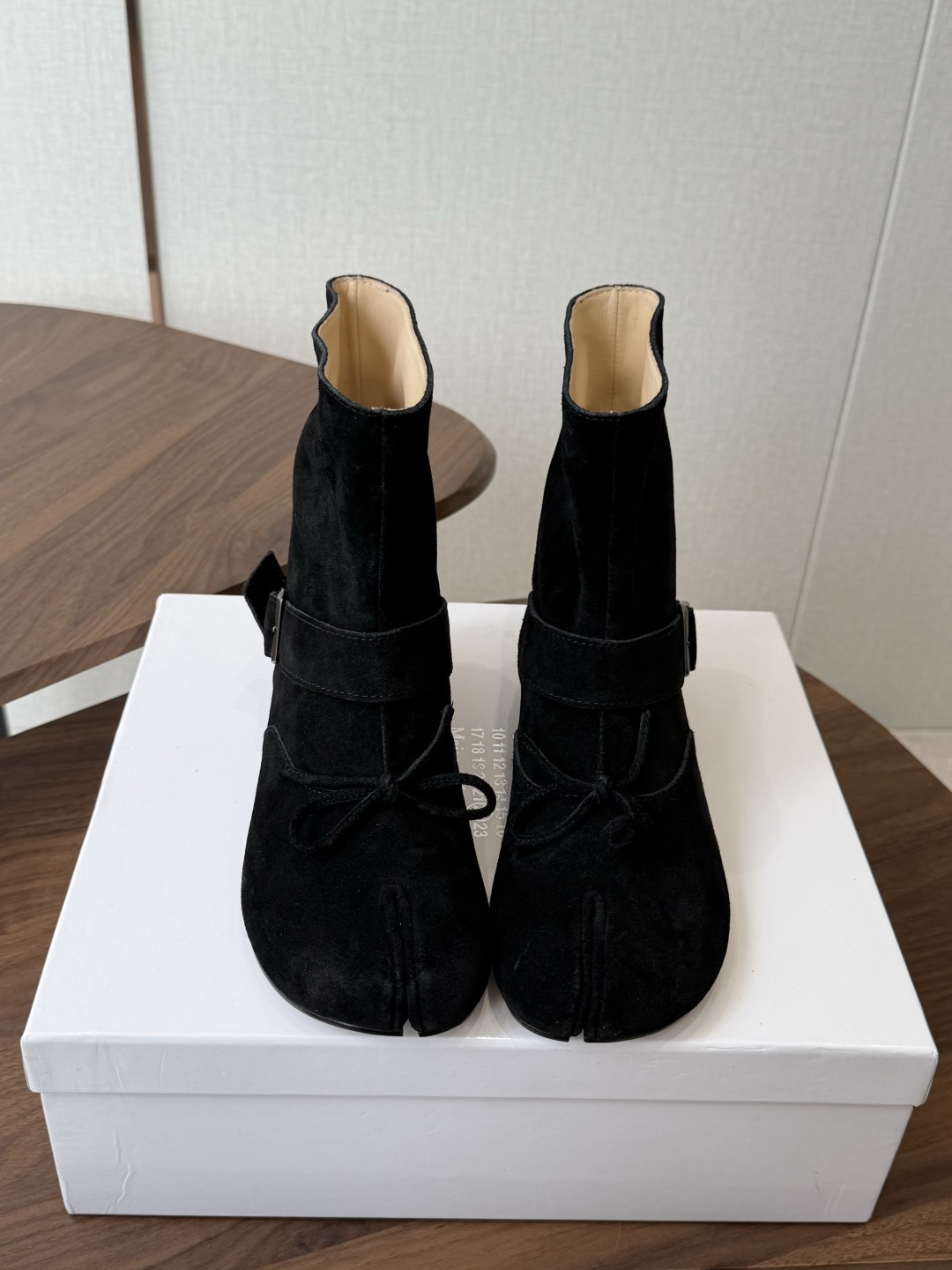MaisonMargiela MM6 马吉拉分趾系列低跟分趾靴 告别臃肿，专为当代独立、气质都市女性打造高级鞋履 对是小