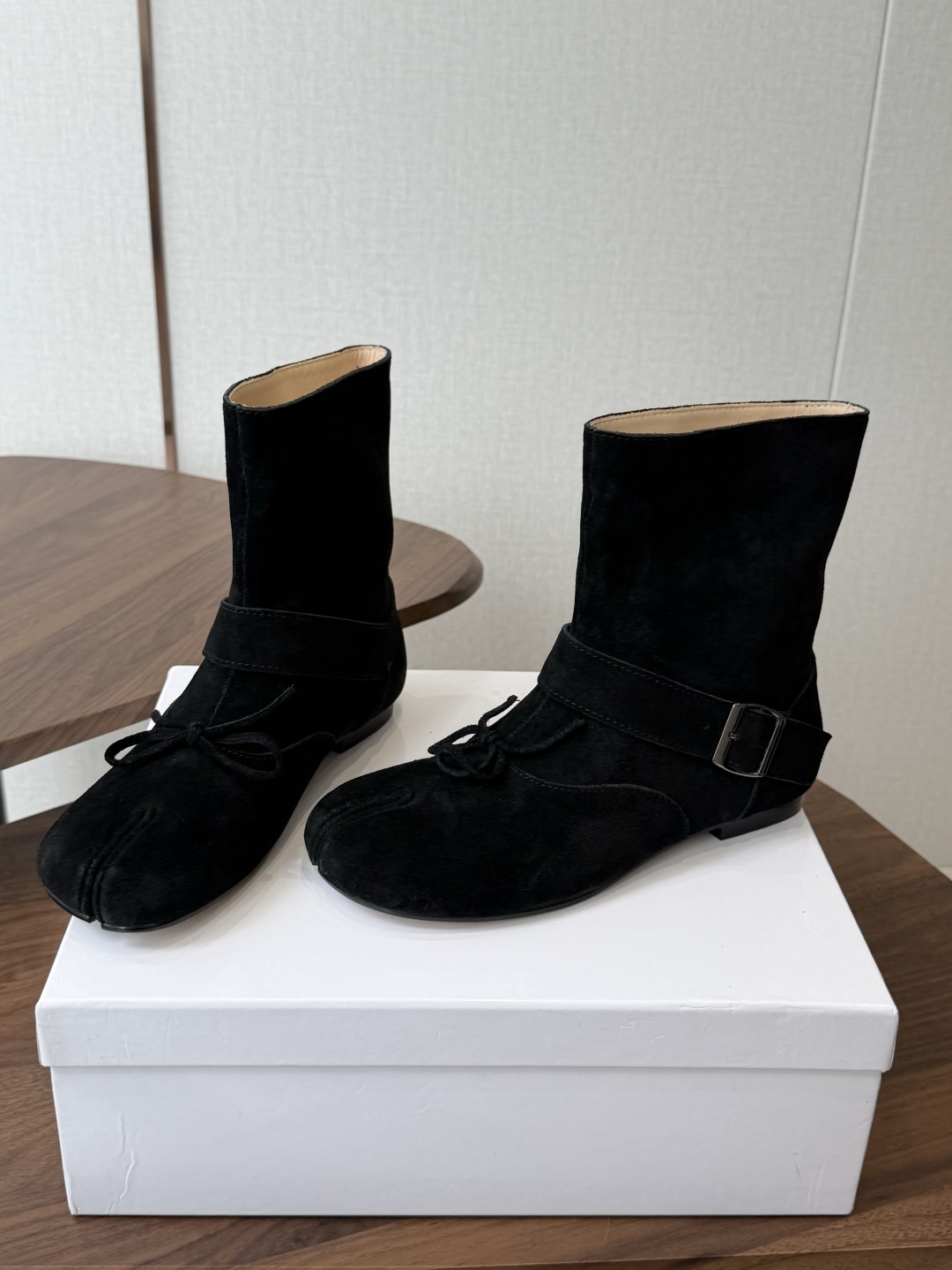 MaisonMargiela MM6 马吉拉分趾系列低跟分趾靴 告别臃肿,专为当代独立、气质都市女性打造高级鞋履 对是小 MaisonMargiela MM6 马吉拉分趾系列低跟分趾靴 告别臃肿,专为当代独立、气质都市女性打造高级鞋履 对是小