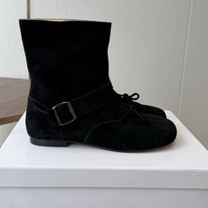 MaisonMargiela MM6 马吉拉分趾系列低跟分趾靴 告别臃肿,专为当代独立、气质都市女性打造高级鞋履 对是小 MaisonMargiela MM6 马吉拉分趾系列低跟分趾靴 告别臃肿,专为当代独立、气质都市女性打造高级鞋履 对是小