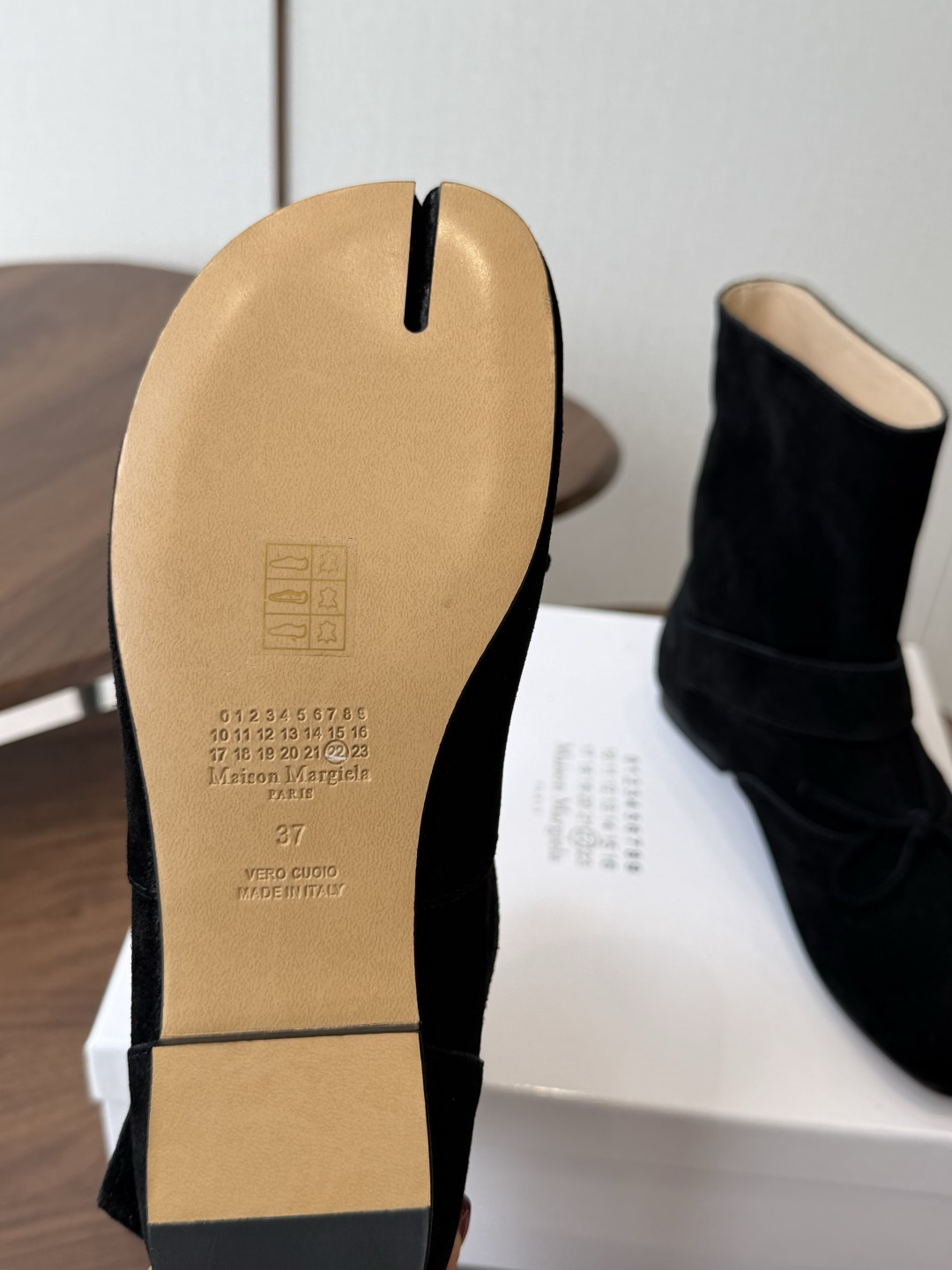 MaisonMargiela MM6 马吉拉分趾系列低跟分趾靴 告别臃肿,专为当代独立、气质都市女性打造高级鞋履 对是小 MaisonMargiela MM6 马吉拉分趾系列低跟分趾靴 告别臃肿,专为当代独立、气质都市女性打造高级鞋履 对是小