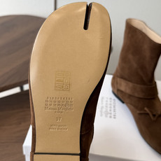 MaisonMargiela MM6 马吉拉分趾系列低跟分趾靴 告别臃肿,专为当代独立、气质都市女性打造高级鞋履 对是小 MaisonMargiela MM6 马吉拉分趾系列低跟分趾靴 告别臃肿,专为当代独立、气质都市女性打造高级鞋履 对是小