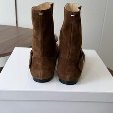 MaisonMargiela MM6 马吉拉分趾系列低跟分趾靴 告别臃肿,专为当代独立、气质都市女性打造高级鞋履 对是小 MaisonMargiela MM6 马吉拉分趾系列低跟分趾靴 告别臃肿,专为当代独立、气质都市女性打造高级鞋履 对是小