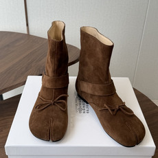MaisonMargiela MM6 马吉拉分趾系列低跟分趾靴 告别臃肿,专为当代独立、气质都市女性打造高级鞋履 对是小 MaisonMargiela MM6 马吉拉分趾系列低跟分趾靴 告别臃肿,专为当代独立、气质都市女性打造高级鞋履 对是小