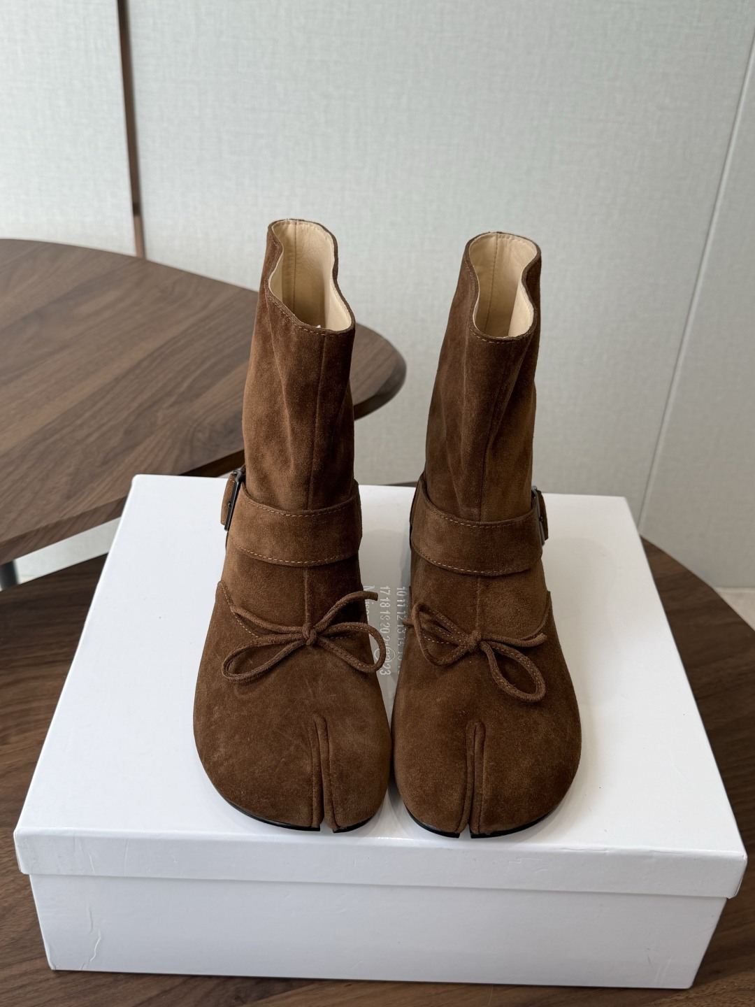 MaisonMargiela MM6 马吉拉分趾系列低跟分趾靴 告别臃肿，专为当代独立、气质都市女性打造高级鞋履 对是小