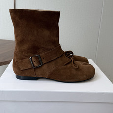 MaisonMargiela MM6 马吉拉分趾系列低跟分趾靴 告别臃肿,专为当代独立、气质都市女性打造高级鞋履 对是小 MaisonMargiela MM6 马吉拉分趾系列低跟分趾靴 告别臃肿,专为当代独立、气质都市女性打造高级鞋履 对是小