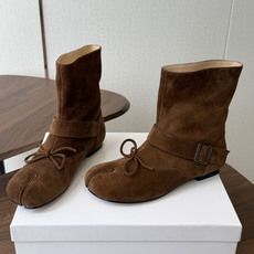 MaisonMargiela MM6 马吉拉分趾系列低跟分趾靴 告别臃肿,专为当代独立、气质都市女性打造高级鞋履 对是小 MaisonMargiela MM6 马吉拉分趾系列低跟分趾靴 告别臃肿,专为当代独立、气质都市女性打造高级鞋履 对是小
