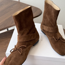 MaisonMargiela MM6 马吉拉分趾系列低跟分趾靴 告别臃肿,专为当代独立、气质都市女性打造高级鞋履 对是小 MaisonMargiela MM6 马吉拉分趾系列低跟分趾靴 告别臃肿,专为当代独立、气质都市女性打造高级鞋履 对是小