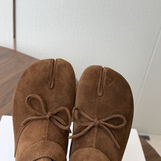 MaisonMargiela MM6 马吉拉分趾系列低跟分趾靴 告别臃肿,专为当代独立、气质都市女性打造高级鞋履 对是小 MaisonMargiela MM6 马吉拉分趾系列低跟分趾靴 告别臃肿,专为当代独立、气质都市女性打造高级鞋履 对是小
