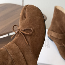 MaisonMargiela MM6 马吉拉分趾系列低跟分趾靴 告别臃肿,专为当代独立、气质都市女性打造高级鞋履 对是小 MaisonMargiela MM6 马吉拉分趾系列低跟分趾靴 告别臃肿,专为当代独立、气质都市女性打造高级鞋履 对是小