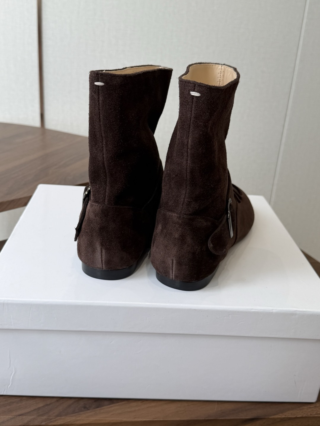 MaisonMargiela MM6 马吉拉分趾系列低跟分趾靴 告别臃肿,专为当代独立、气质都市女性打造高级鞋履 对是小 MaisonMargiela MM6 马吉拉分趾系列低跟分趾靴 告别臃肿,专为当代独立、气质都市女性打造高级鞋履 对是小