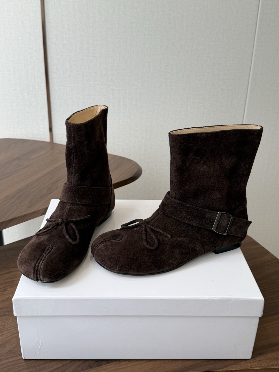 MaisonMargiela MM6 马吉拉分趾系列低跟分趾靴 告别臃肿,专为当代独立、气质都市女性打造高级鞋履 对是小 MaisonMargiela MM6 马吉拉分趾系列低跟分趾靴 告别臃肿,专为当代独立、气质都市女性打造高级鞋履 对是小