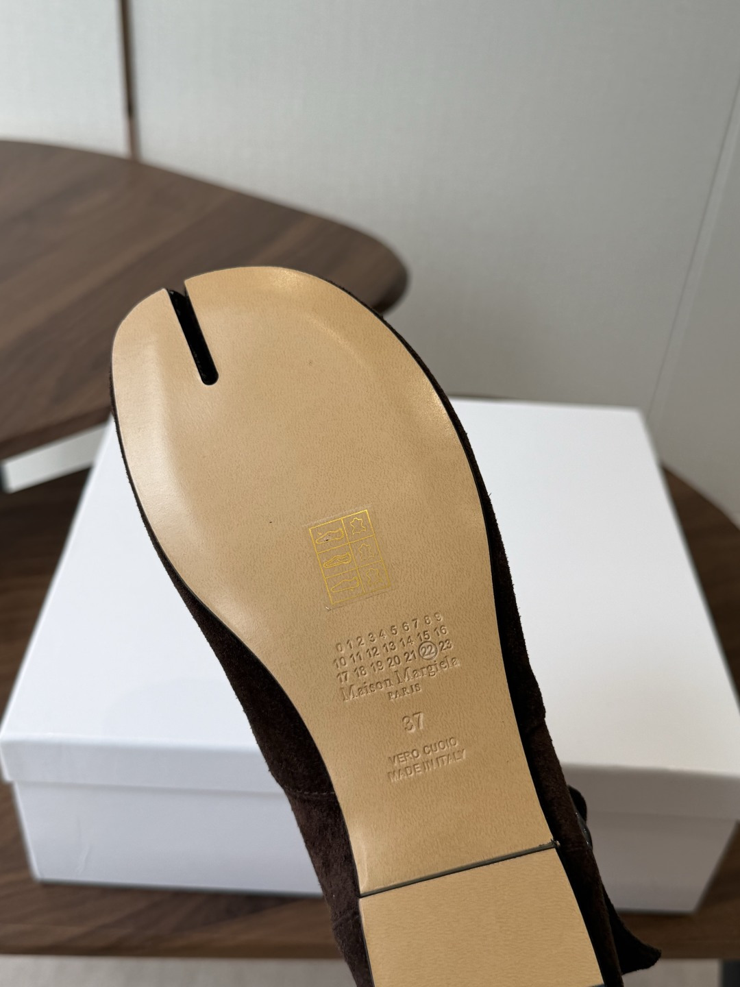 MaisonMargiela MM6 马吉拉分趾系列低跟分趾靴 告别臃肿,专为当代独立、气质都市女性打造高级鞋履 对是小 MaisonMargiela MM6 马吉拉分趾系列低跟分趾靴 告别臃肿,专为当代独立、气质都市女性打造高级鞋履 对是小