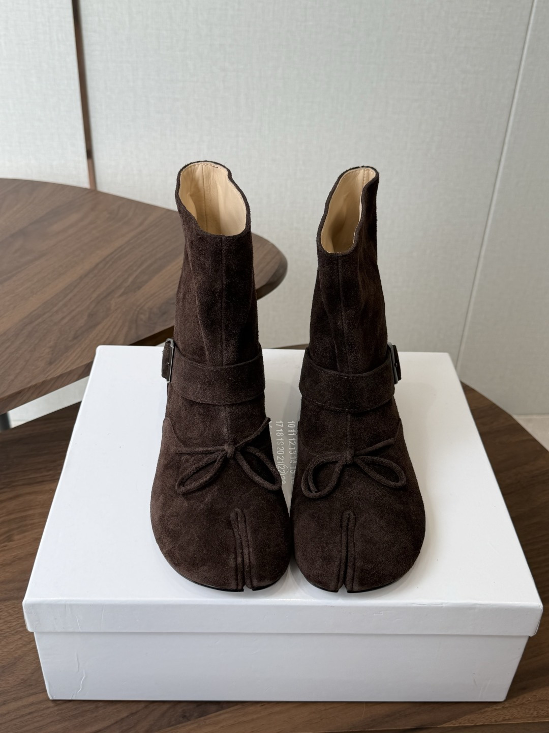 MaisonMargiela MM6 马吉拉分趾系列低跟分趾靴 告别臃肿，专为当代独立、气质都市女性打造高级鞋履 对是小