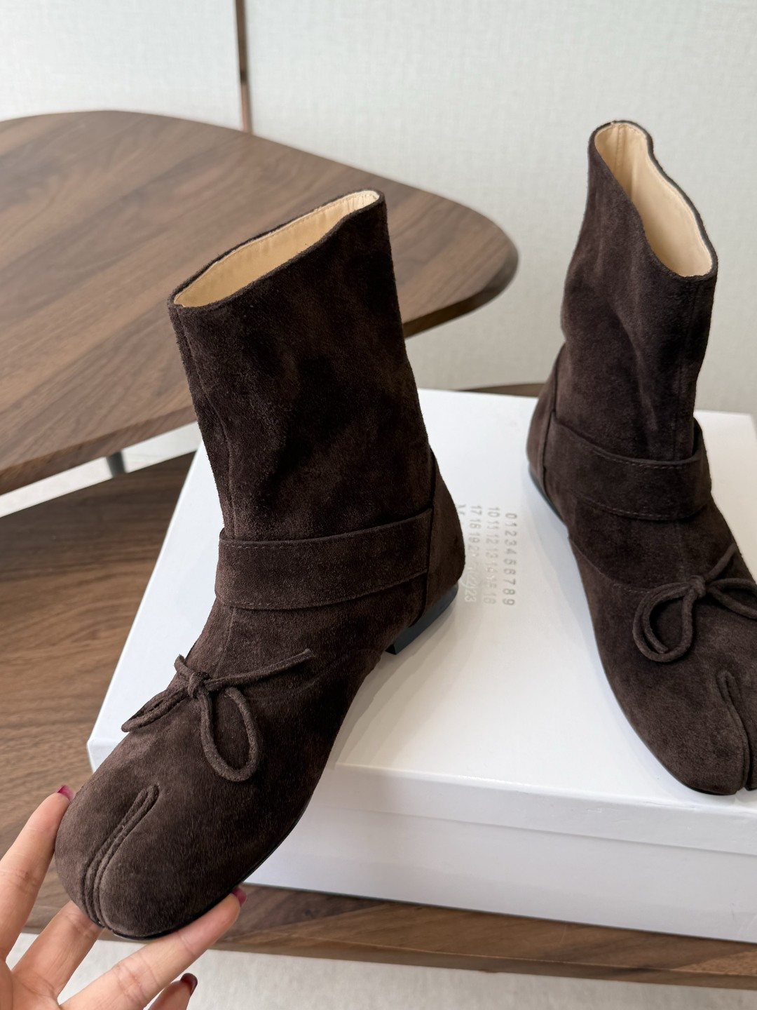 MaisonMargiela MM6 马吉拉分趾系列低跟分趾靴 告别臃肿,专为当代独立、气质都市女性打造高级鞋履 对是小 MaisonMargiela MM6 马吉拉分趾系列低跟分趾靴 告别臃肿,专为当代独立、气质都市女性打造高级鞋履 对是小
