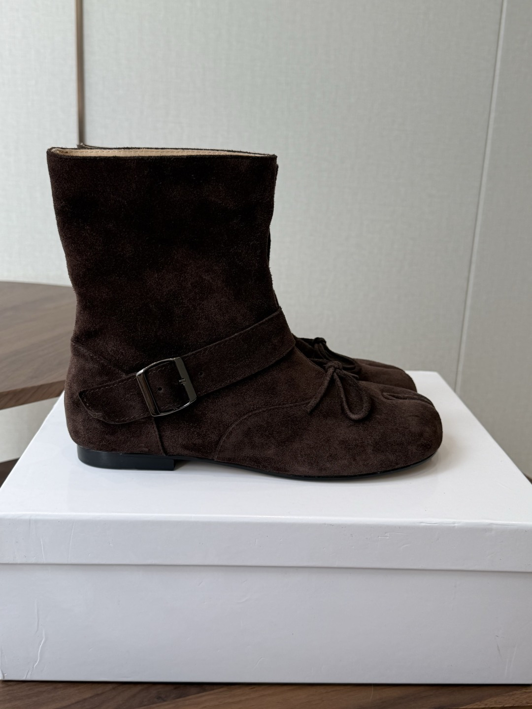 MaisonMargiela MM6 马吉拉分趾系列低跟分趾靴 告别臃肿,专为当代独立、气质都市女性打造高级鞋履 对是小 MaisonMargiela MM6 马吉拉分趾系列低跟分趾靴 告别臃肿,专为当代独立、气质都市女性打造高级鞋履 对是小