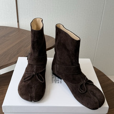MaisonMargiela MM6 马吉拉分趾系列低跟分趾靴 告别臃肿,专为当代独立、气质都市女性打造高级鞋履 对是小 MaisonMargiela MM6 马吉拉分趾系列低跟分趾靴 告别臃肿,专为当代独立、气质都市女性打造高级鞋履 对是小