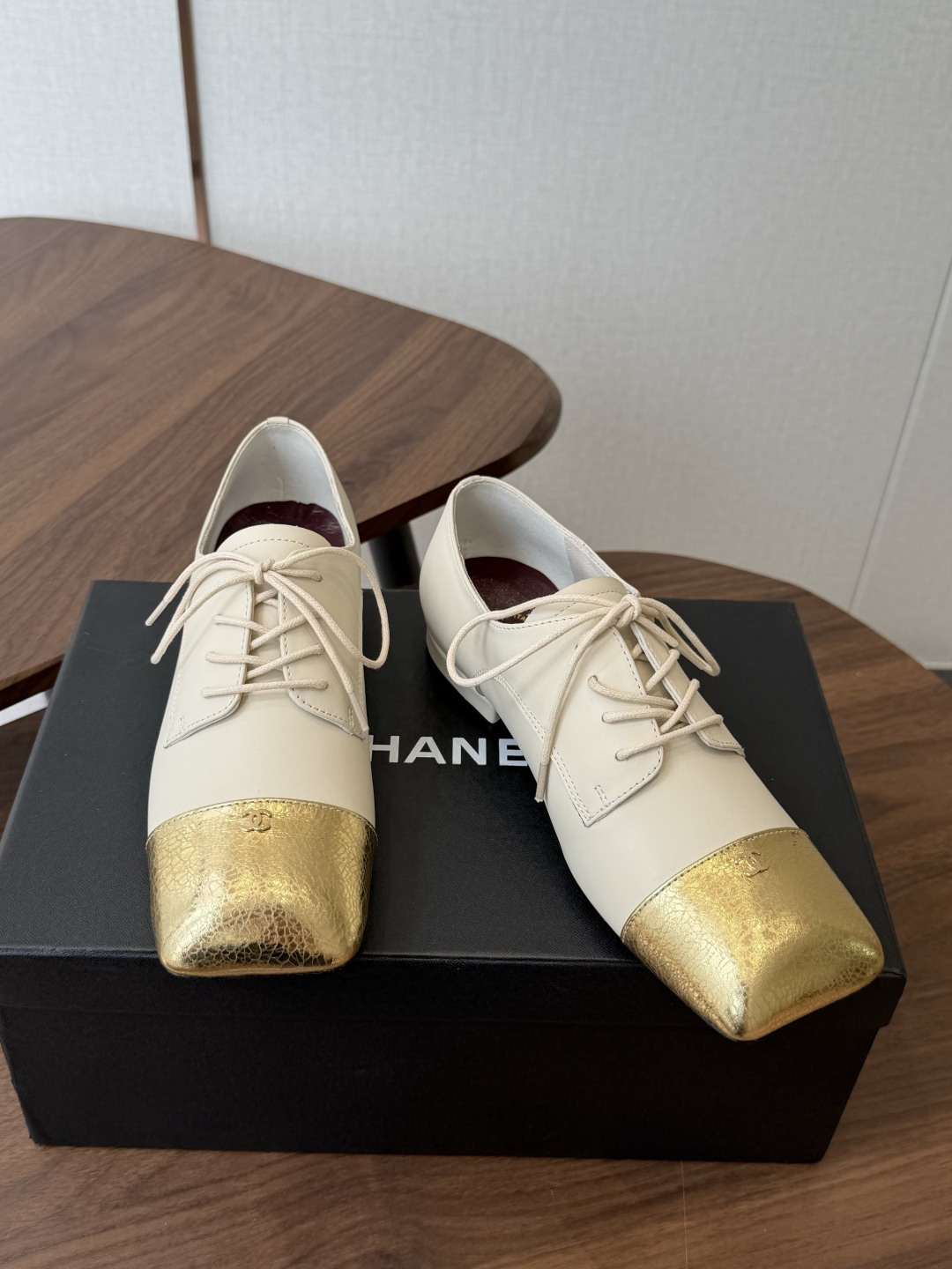 Chanel26SS夏季新款方头平底系带乐福鞋 单鞋 经典方头鞋型自带复古高级感,拼色设计瞬间点亮整体造型,把香奈儿的品 Chanel26SS夏季新款方头平底系带乐福鞋 单鞋 经典方头鞋型自带复古高级感,拼色设计瞬间点亮整体造型,把香奈儿的品