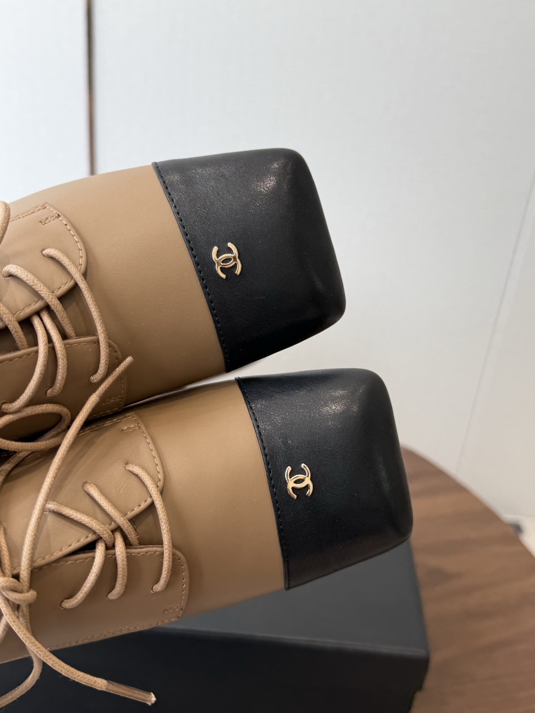 Chanel26SS夏季新款方头平底系带乐福鞋 单鞋 经典方头鞋型自带复古高级感,拼色设计瞬间点亮整体造型,把香奈儿的品 Chanel26SS夏季新款方头平底系带乐福鞋 单鞋 经典方头鞋型自带复古高级感,拼色设计瞬间点亮整体造型,把香奈儿的品