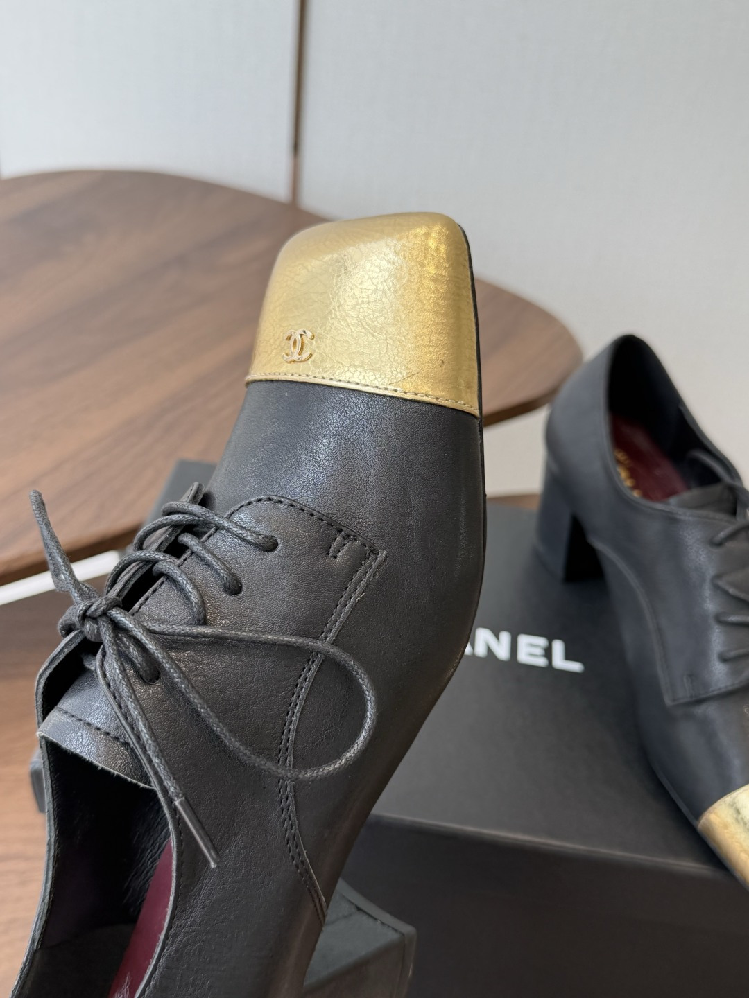 Chanel26SS夏季新款方头平底系带乐福鞋 单鞋 经典方头鞋型自带复古高级感,拼色设计瞬间点亮整体造型,把香奈儿的品 Chanel26SS夏季新款方头平底系带乐福鞋 单鞋 经典方头鞋型自带复古高级感,拼色设计瞬间点亮整体造型,把香奈儿的品