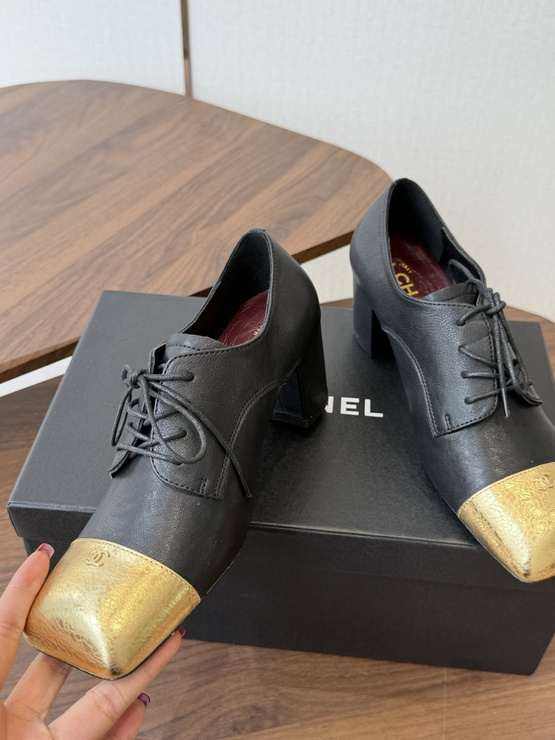 Chanel26SS夏季新款方头平底系带乐福鞋 单鞋 经典方头鞋型自带复古高级感,拼色设计瞬间点亮整体造型,把香奈儿的品 Chanel26SS夏季新款方头平底系带乐福鞋 单鞋 经典方头鞋型自带复古高级感,拼色设计瞬间点亮整体造型,把香奈儿的品