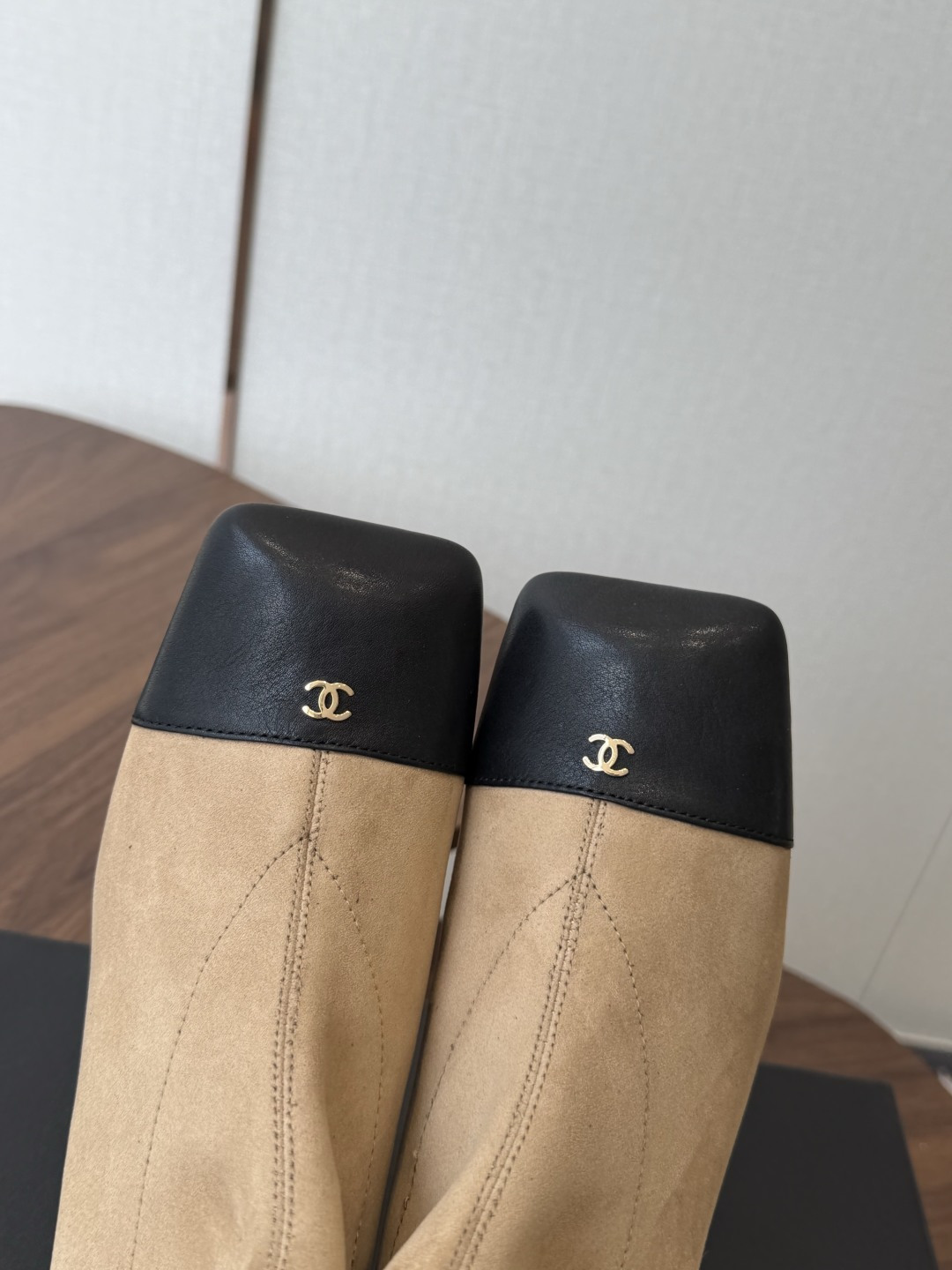 Chanel26SS夏季新款方头高跟短靴 经典方头鞋型自带复古高级感,拼色设计瞬间点亮整体造型,把香奈儿的品牌辨识度拉满 Chanel26SS夏季新款方头高跟短靴 经典方头鞋型自带复古高级感,拼色设计瞬间点亮整体造型,把香奈儿的品牌辨识度拉满