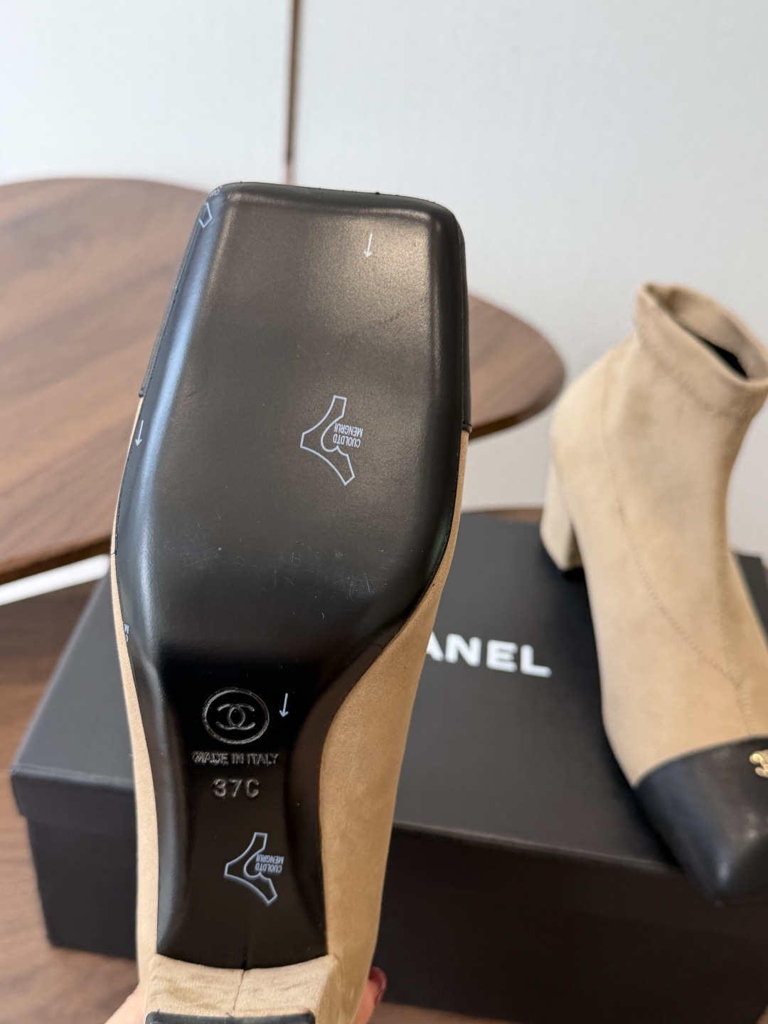 Chanel26SS夏季新款方头高跟短靴 经典方头鞋型自带复古高级感,拼色设计瞬间点亮整体造型,把香奈儿的品牌辨识度拉满 Chanel26SS夏季新款方头高跟短靴 经典方头鞋型自带复古高级感,拼色设计瞬间点亮整体造型,把香奈儿的品牌辨识度拉满