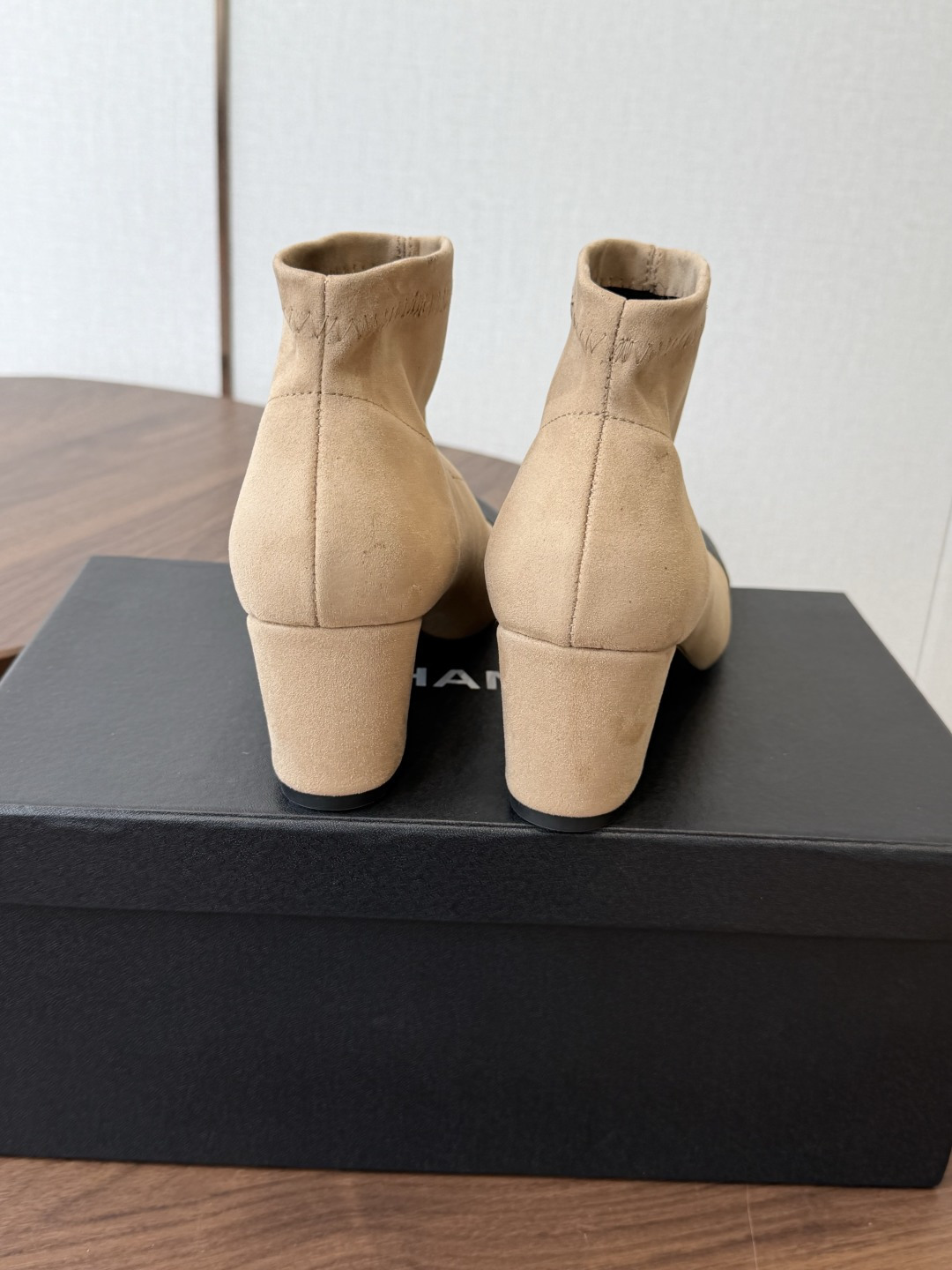 Chanel26SS夏季新款方头高跟短靴 经典方头鞋型自带复古高级感,拼色设计瞬间点亮整体造型,把香奈儿的品牌辨识度拉满 Chanel26SS夏季新款方头高跟短靴 经典方头鞋型自带复古高级感,拼色设计瞬间点亮整体造型,把香奈儿的品牌辨识度拉满