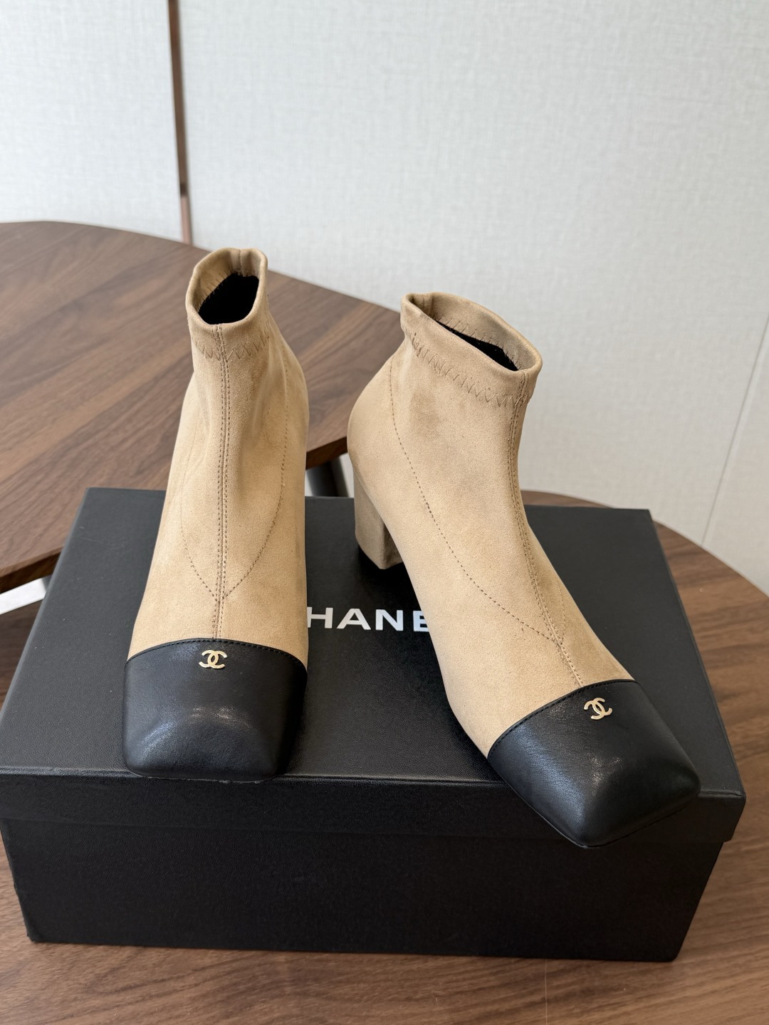 Chanel26SS夏季新款方头高跟短靴 经典方头鞋型自带复古高级感,拼色设计瞬间点亮整体造型,把香奈儿的品牌辨识度拉满 Chanel26SS夏季新款方头高跟短靴 经典方头鞋型自带复古高级感,拼色设计瞬间点亮整体造型,把香奈儿的品牌辨识度拉满
