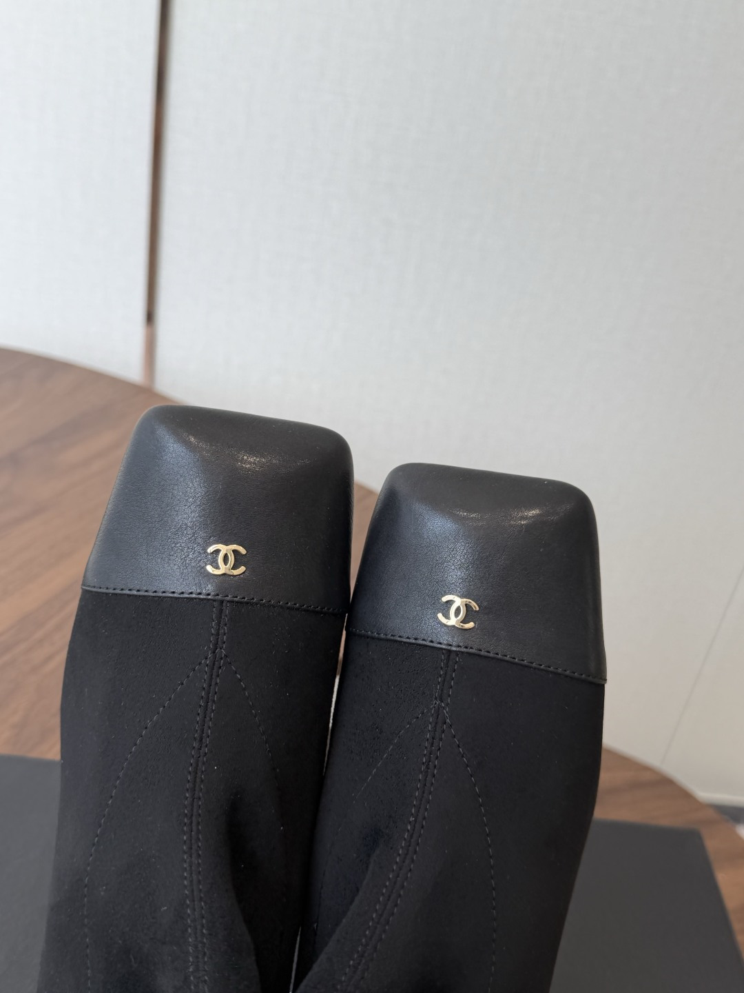 Chanel26SS夏季新款方头高跟短靴 经典方头鞋型自带复古高级感，拼色设计瞬间点亮整体造型，把香奈儿的品牌辨识度拉满
