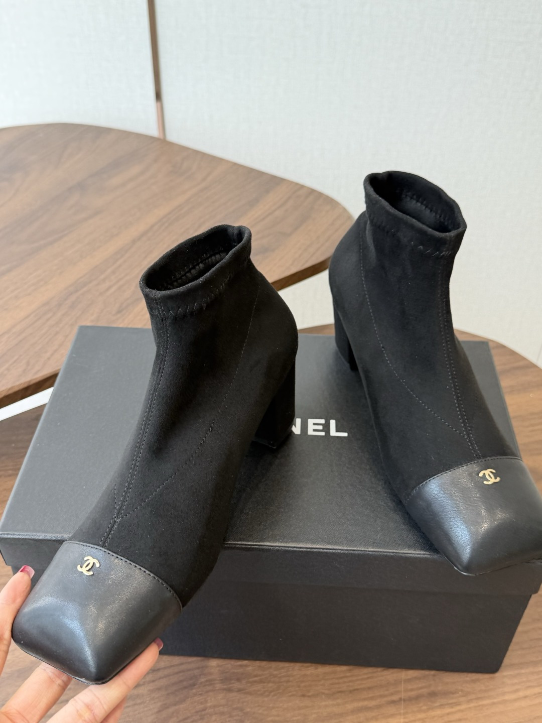 Chanel26SS夏季新款方头高跟短靴 经典方头鞋型自带复古高级感，拼色设计瞬间点亮整体造型，把香奈儿的品牌辨识度拉满