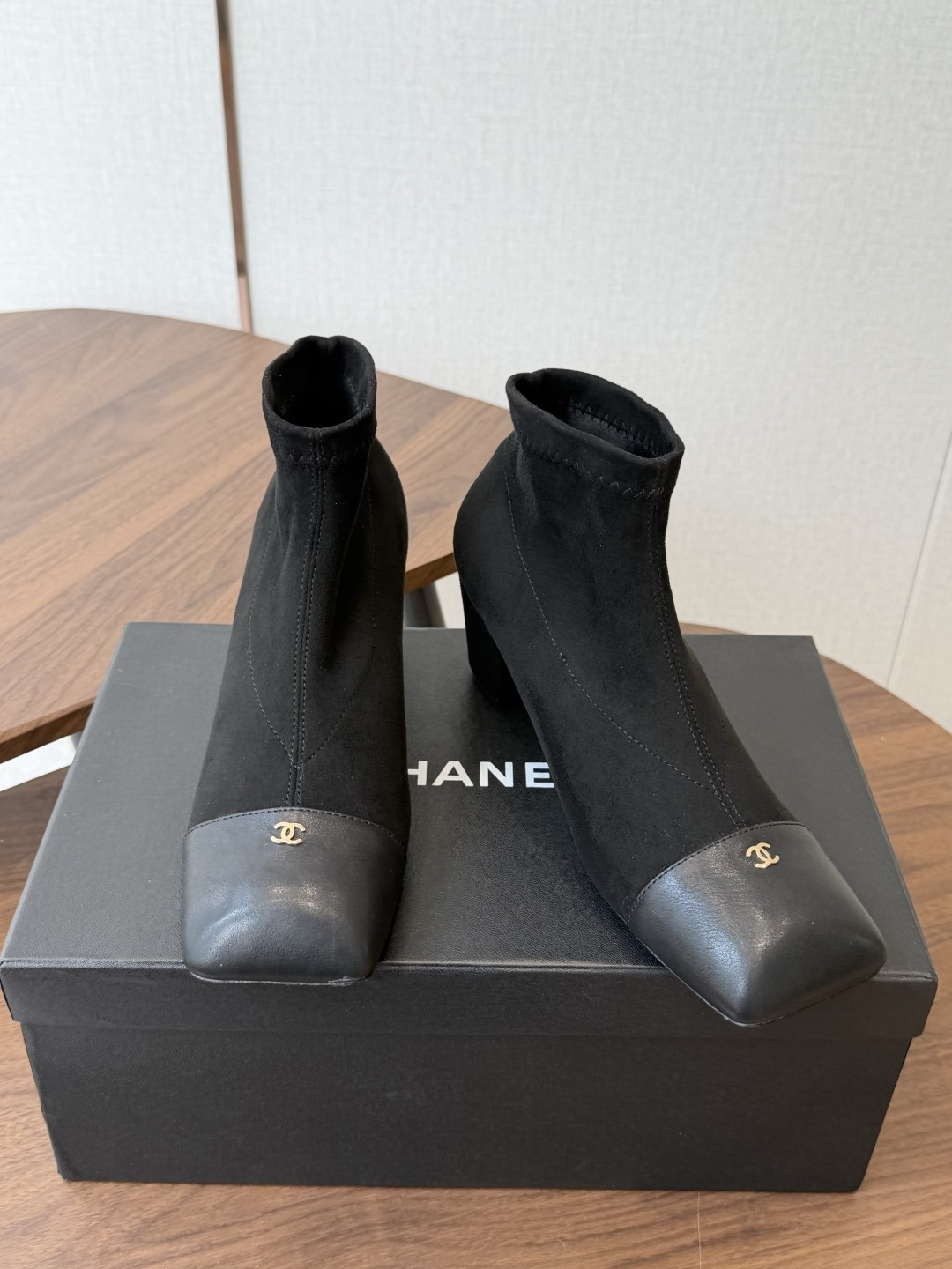 Chanel26SS夏季新款方头高跟短靴 经典方头鞋型自带复古高级感，拼色设计瞬间点亮整体造型，把香奈儿的品牌辨识度拉满