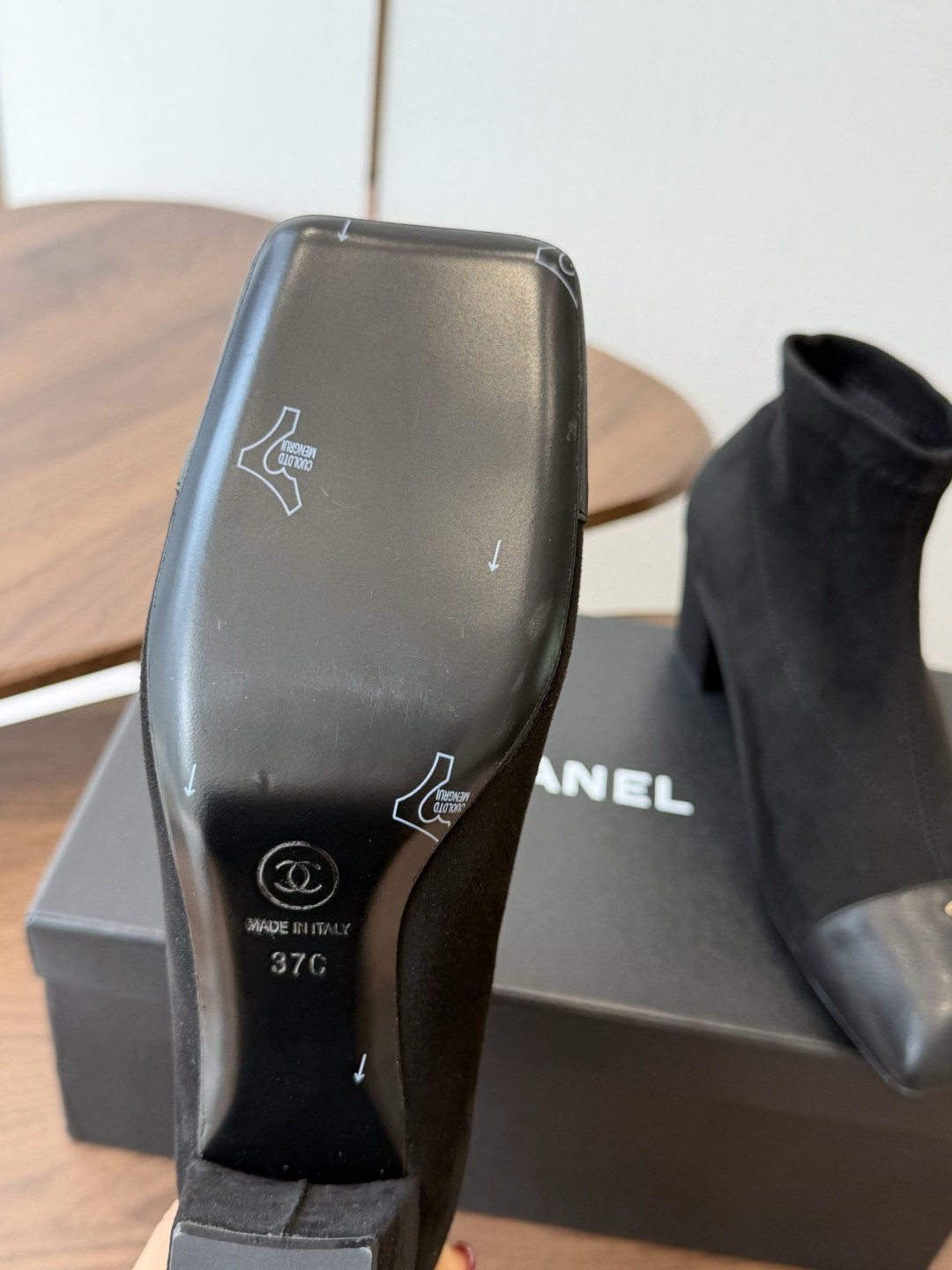 Chanel26SS夏季新款方头高跟短靴 经典方头鞋型自带复古高级感，拼色设计瞬间点亮整体造型，把香奈儿的品牌辨识度拉满