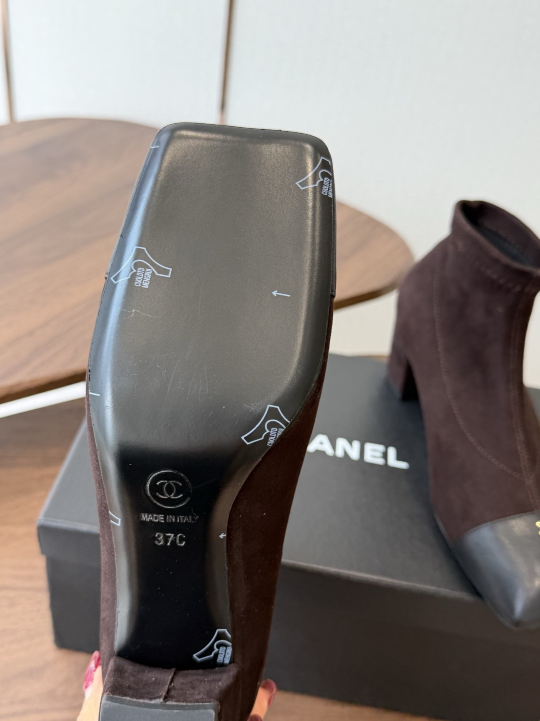 Chanel26SS夏季新款方头高跟短靴 经典方头鞋型自带复古高级感,拼色设计瞬间点亮整体造型,把香奈儿的品牌辨识度拉满 Chanel26SS夏季新款方头高跟短靴 经典方头鞋型自带复古高级感,拼色设计瞬间点亮整体造型,把香奈儿的品牌辨识度拉满