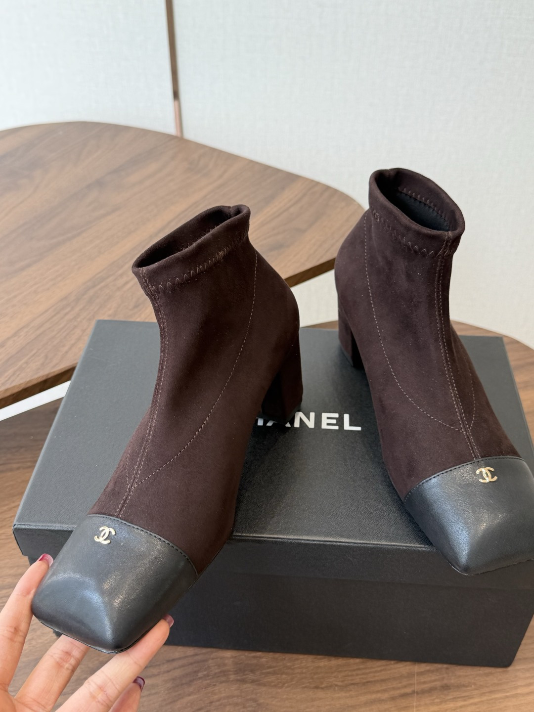 Chanel26SS夏季新款方头高跟短靴 经典方头鞋型自带复古高级感,拼色设计瞬间点亮整体造型,把香奈儿的品牌辨识度拉满 Chanel26SS夏季新款方头高跟短靴 经典方头鞋型自带复古高级感,拼色设计瞬间点亮整体造型,把香奈儿的品牌辨识度拉满