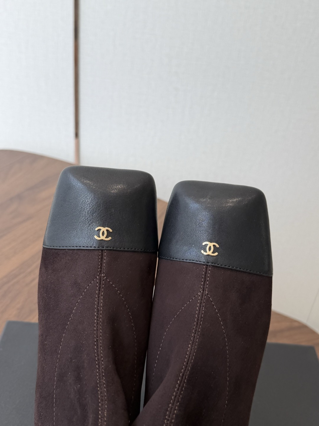 Chanel26SS夏季新款方头高跟短靴 经典方头鞋型自带复古高级感,拼色设计瞬间点亮整体造型,把香奈儿的品牌辨识度拉满 Chanel26SS夏季新款方头高跟短靴 经典方头鞋型自带复古高级感,拼色设计瞬间点亮整体造型,把香奈儿的品牌辨识度拉满