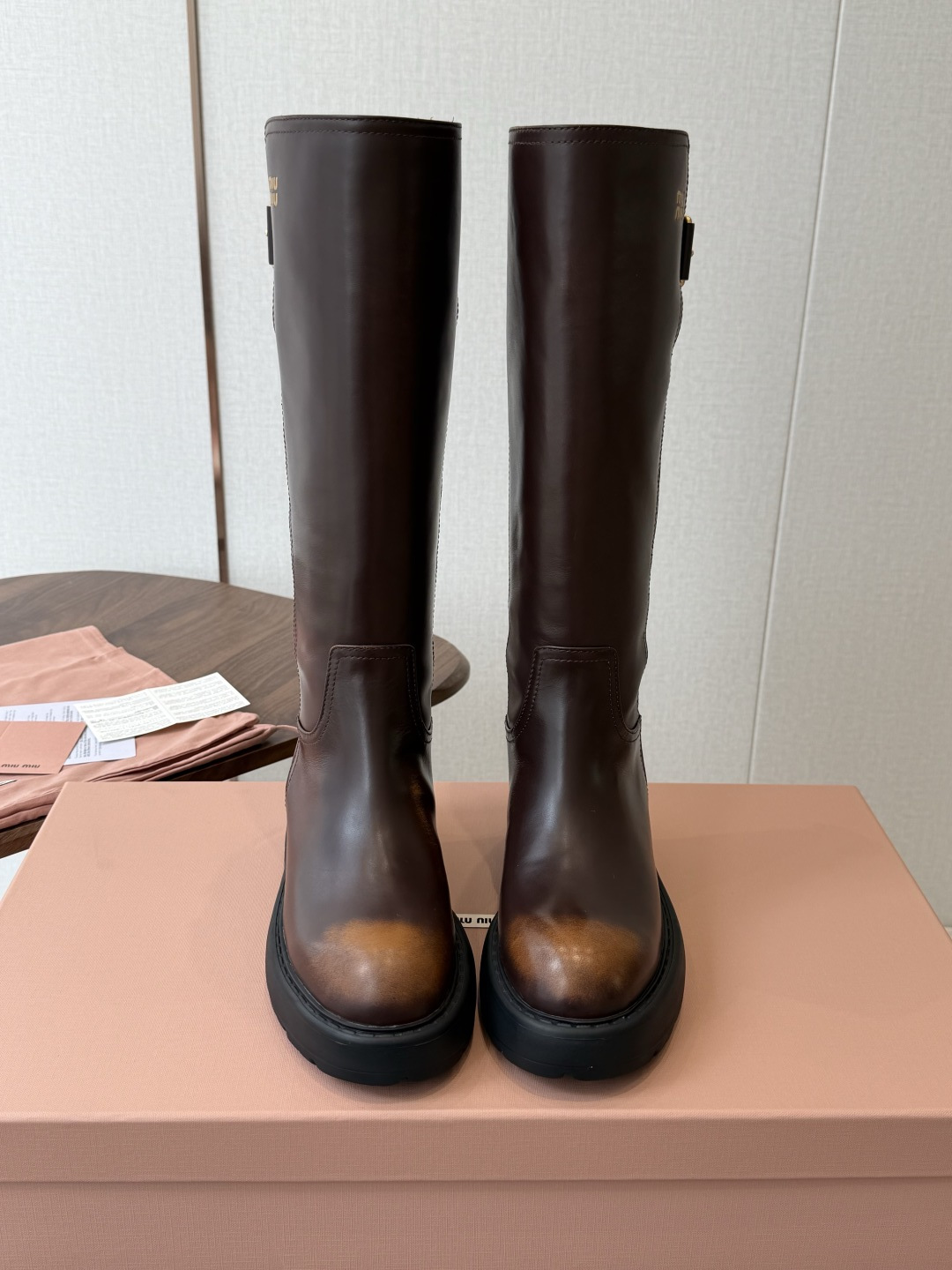 miu miu fw26ss缪缪 秋冬新款厚底高筒裸靴 骑士靴 简约鞋面点缀 高级感满满 上脚超级有型～酷酷的非常帅气好