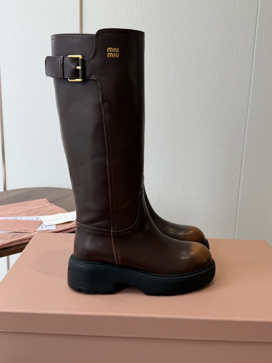 miu miu fw26ss缪缪 秋冬新款厚底高筒裸靴 骑士靴 简约鞋面点缀 高级感满满 上脚超级有型~酷酷的非常帅气好 miu miu fw26ss缪缪 秋冬新款厚底高筒裸靴 骑士靴 简约鞋面点缀 高级感满满 上脚超级有型~酷酷的非常帅气好