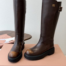 miu miu fw26ss缪缪 秋冬新款厚底高筒裸靴 骑士靴 简约鞋面点缀 高级感满满 上脚超级有型~酷酷的非常帅气好 miu miu fw26ss缪缪 秋冬新款厚底高筒裸靴 骑士靴 简约鞋面点缀 高级感满满 上脚超级有型~酷酷的非常帅气好