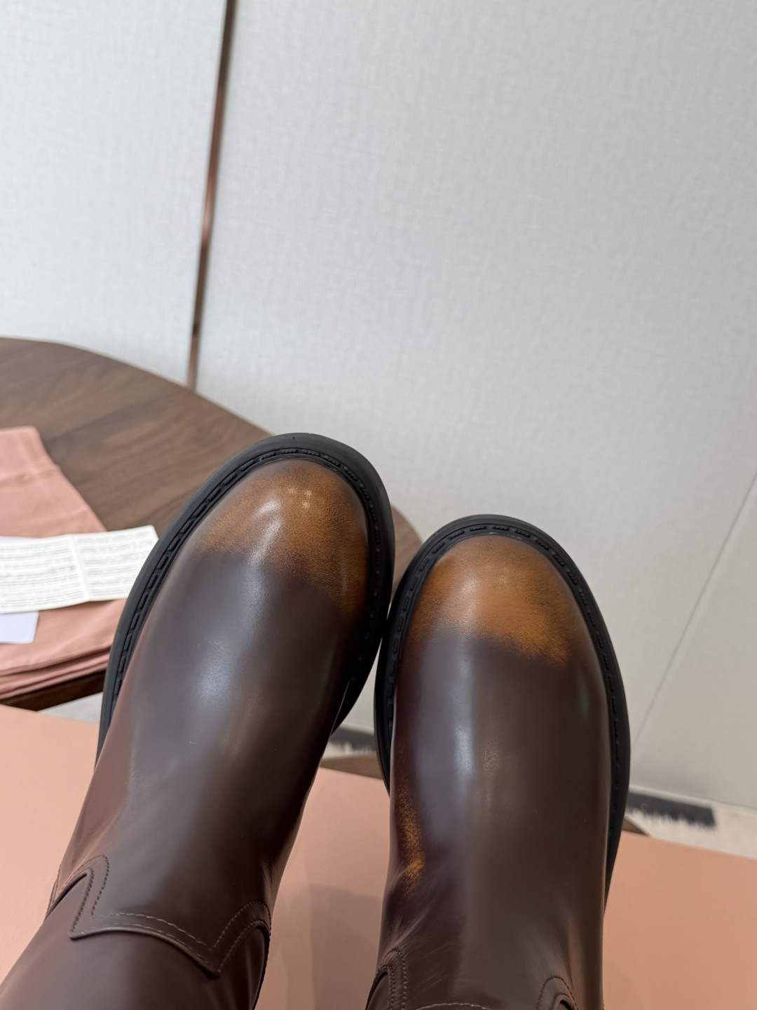 miu miu fw26ss缪缪 秋冬新款厚底高筒裸靴 骑士靴 简约鞋面点缀 高级感满满 上脚超级有型~酷酷的非常帅气好 miu miu fw26ss缪缪 秋冬新款厚底高筒裸靴 骑士靴 简约鞋面点缀 高级感满满 上脚超级有型~酷酷的非常帅气好